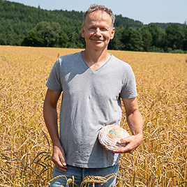 iner unserer Kornbauern, wichtiger Garant für unser gutes Brot. iner unserer Kornbauern, wichtiger Garant für unser gutes Brot.
