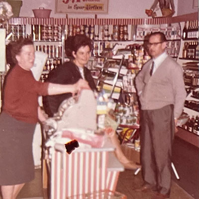 Familie Schubert 1954 stolz im neuen Gesch&auml;ft