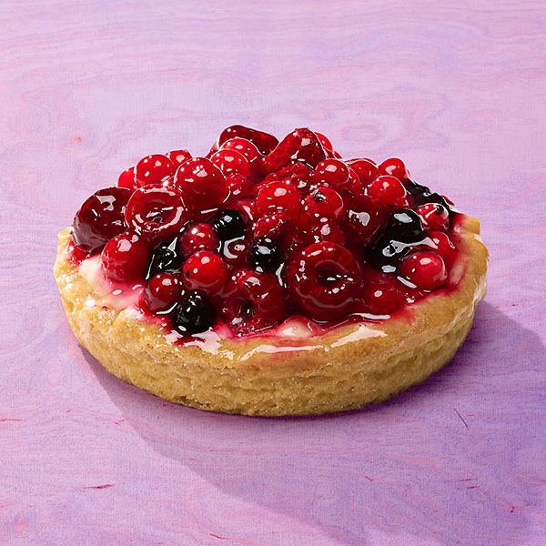 Mürbeteiggebäck mit Frischkäse-Cremefüllung und Beerenmischung Mürbeteiggebäck mit Frischkäse-Cremefüllung und Beerenmischung