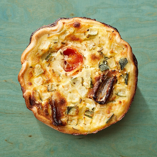 Dinkelgebäck mit Ziegenkäse-Dattel-Füllung Dinkelgebäck mit Ziegenkäse-Dattel-Füllung
