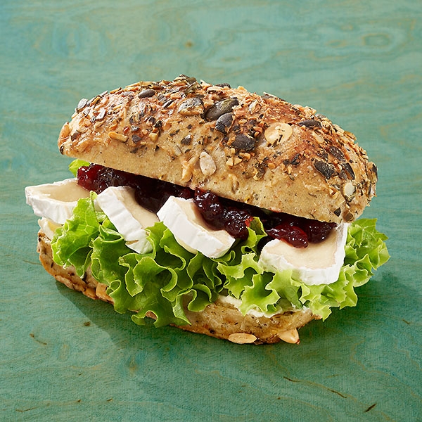 Kürbiskernsemmel mit Camembert Kürbiskernsemmel mit Camembert