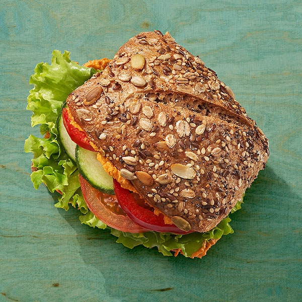 Roggen-Dinkel-Körnersemmel mit Tomaten-Kräuter-Aufstrich Roggen-Dinkel-Körnersemmel mit Tomaten-Kräuter-Aufstrich